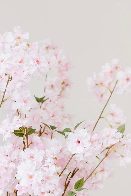 Zijden roze bloesemtakken in beige keramische vaas – luxe kunstbloemen van Blomista