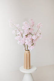 Zijden roze bloesemtakken in beige keramische vaas – luxe kunstbloemen van Blomista