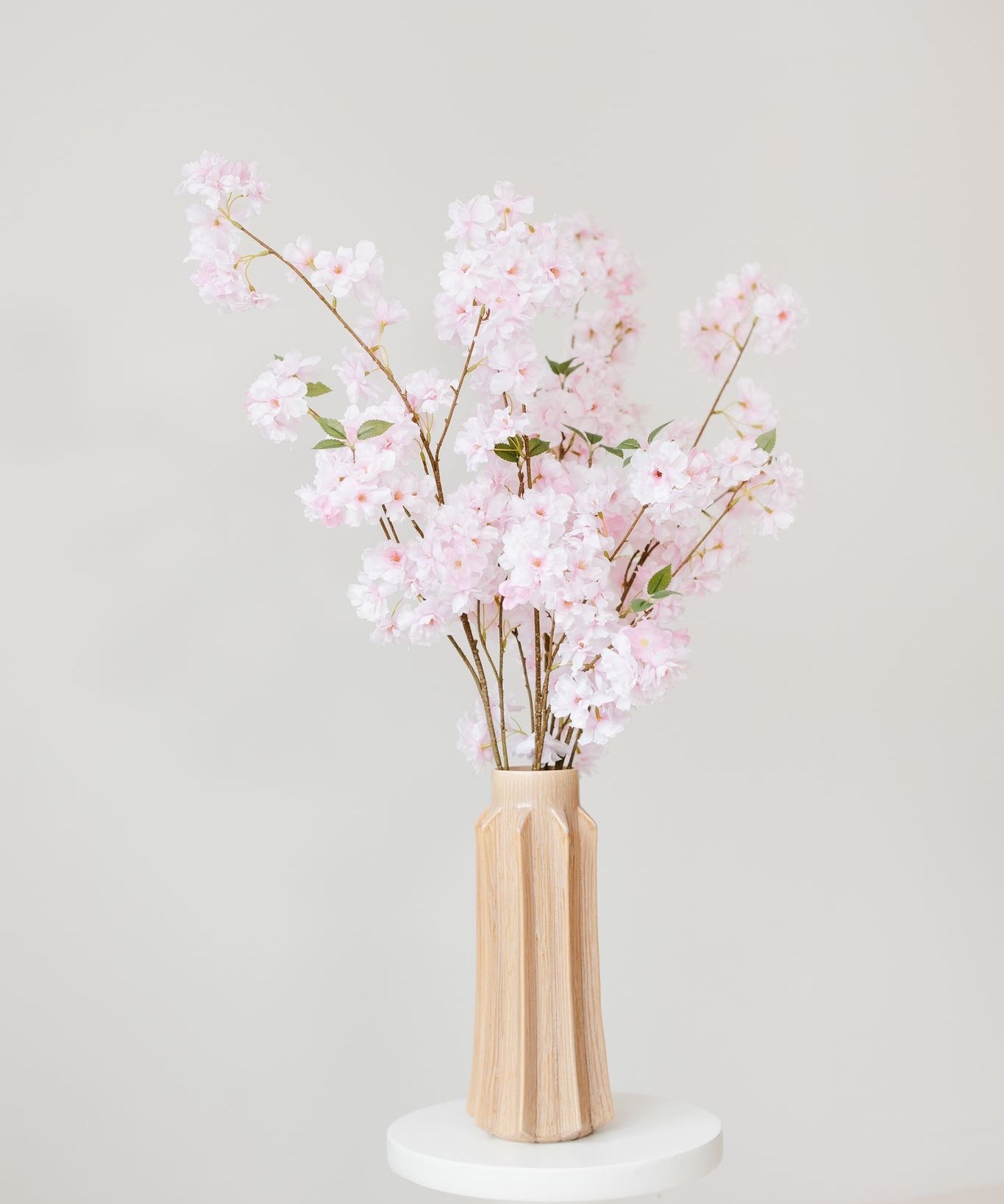 Zijden roze bloesemtakken in beige keramische vaas – luxe kunstbloemen van Blomista