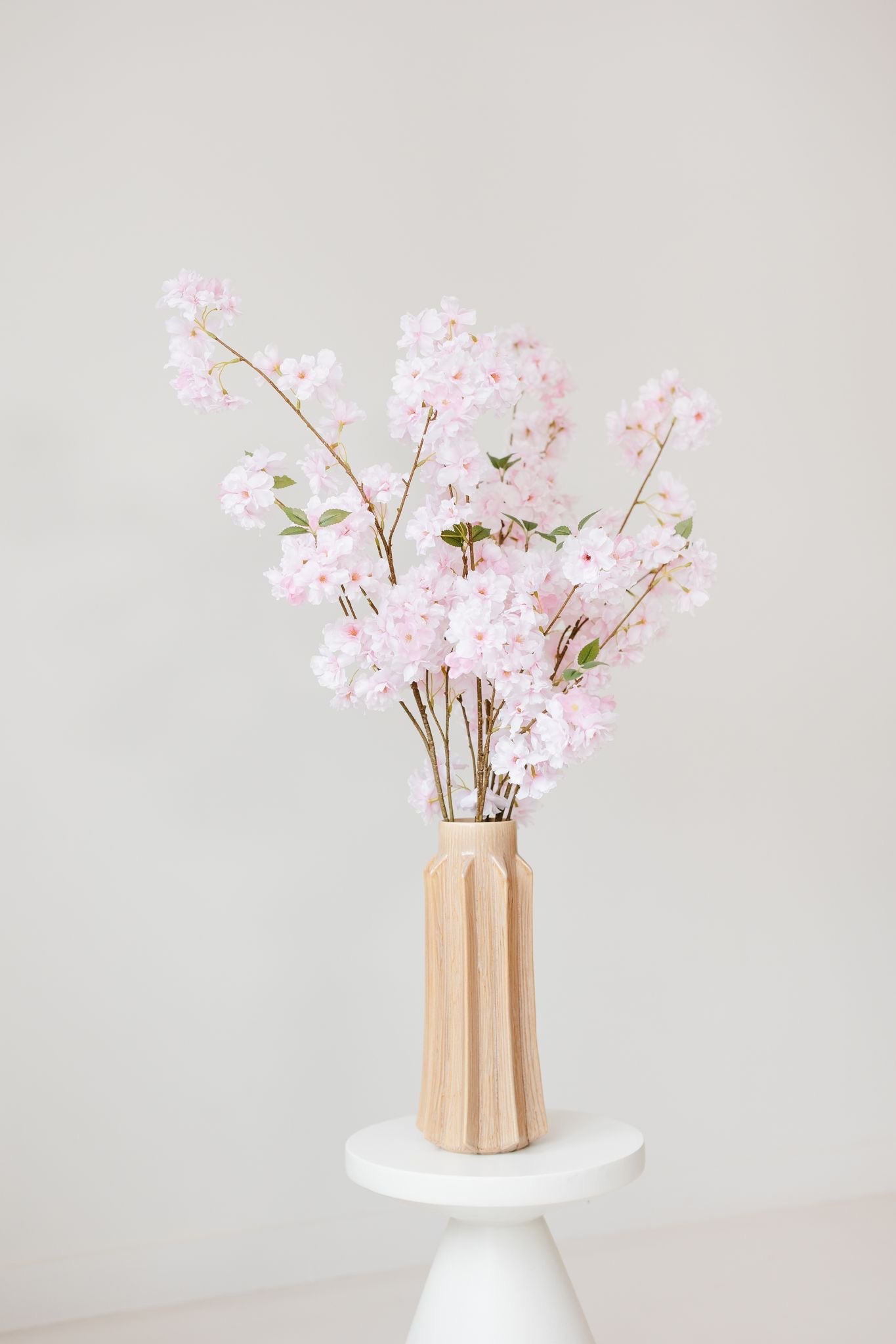 Zijden roze bloesemtakken in beige keramische vaas – luxe kunstbloemen van Blomista