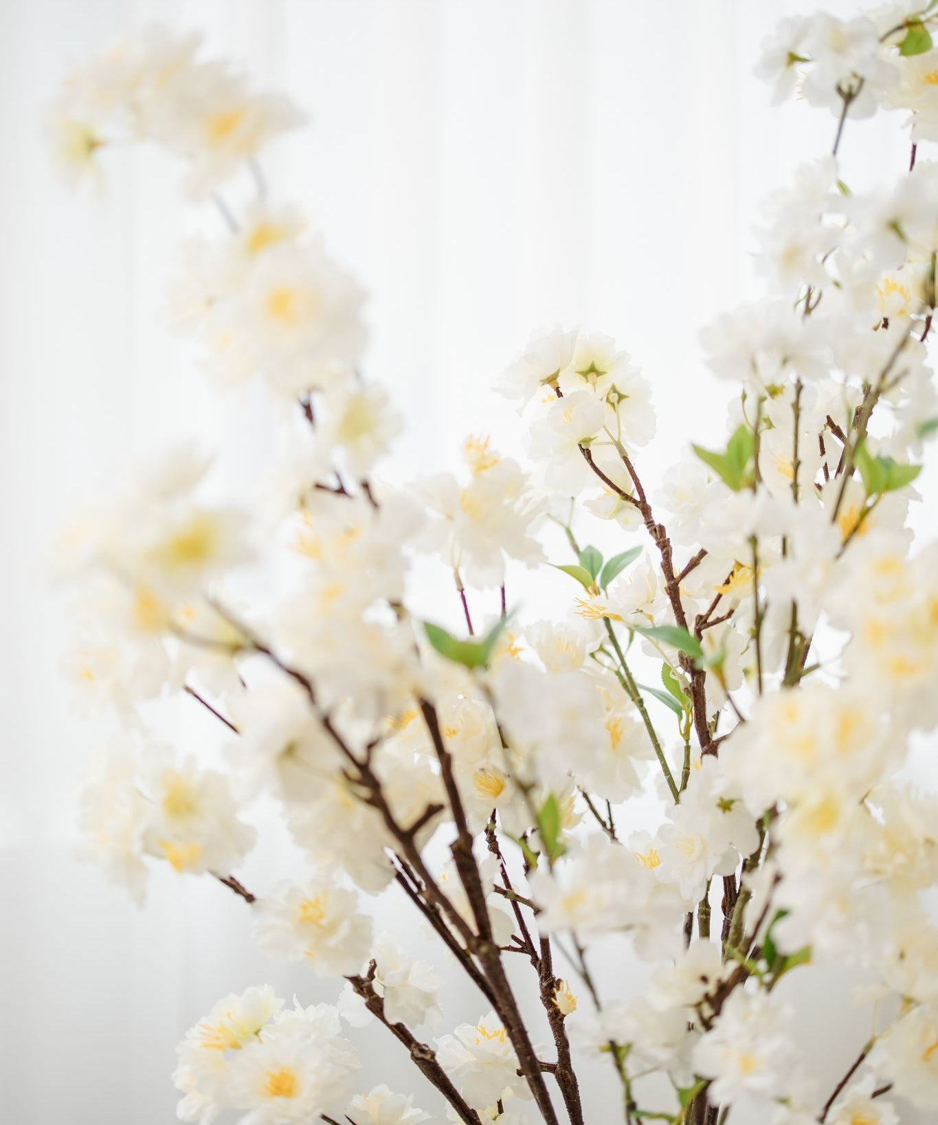 Luxe zijden ivory bloesems in natuurlijke houten vaas – realistisch kunstboeket van Blomista