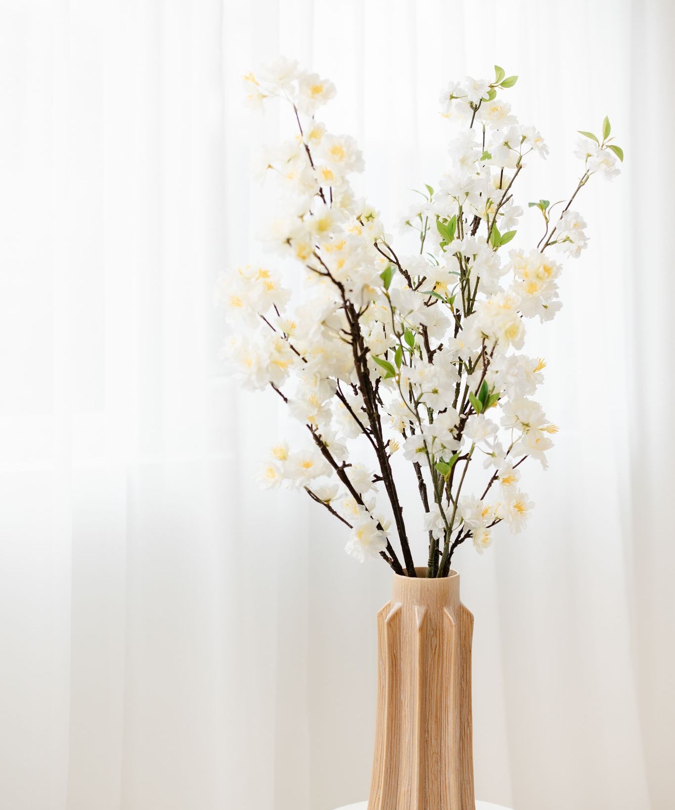 Luxe zijden ivory bloesems in natuurlijke houten vaas – realistisch kunstboeket van Blomista